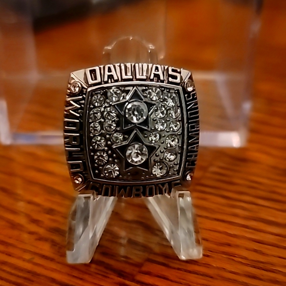 Replica 1977 Dallas Cowboys Super Bowl Ring w/Stand and Display Case